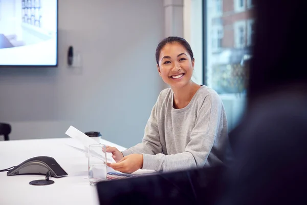 Gülümseyen Asyalı Kadını Ofiste Masada Oturuyor — Stok fotoğraf
