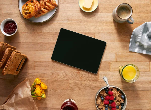 Colocación Plana Tableta Digital Mesa Colocada Para Desayuno Con Cruasán —  Fotos de Stock