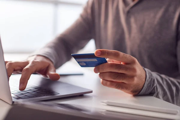 Närbild Affärsman Som Arbetar Sent Laptop Vid Skrivbordet Gör Online — Stockfoto