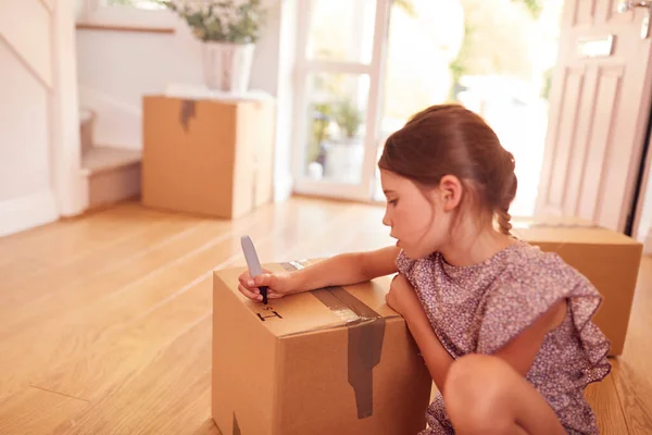 Kız Etiket Kutuları Yeni Eve Taşınmaya Hazırlanıyor — Stok fotoğraf