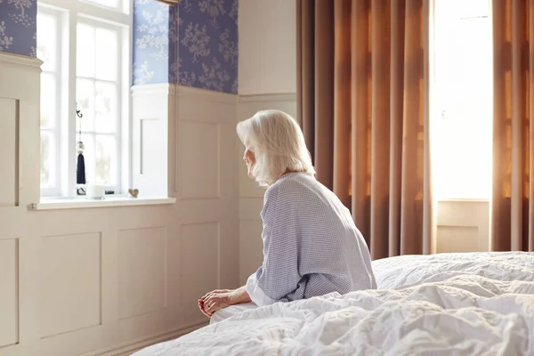 Ongelukkig Depressief Senior Vrouw Zitten Rand Van Bed Thuis — Stockfoto