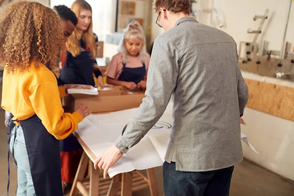 Multi Cultureel Team Workshop Uitpakken Monteren Van Hand Gebouwd Duurzaam — Stockfoto