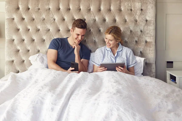 Ζευγάρι Στο Σπίτι Στο Κρεβάτι Αυτο Απομόνωση Χρησιμοποιώντας Ψηφιακή Ταμπλέτα — Φωτογραφία Αρχείου