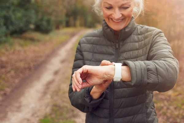 Senior Kvinna Kör Höst Countryside Utövar Kontroll Smart Klocka Fitness — Stockfoto