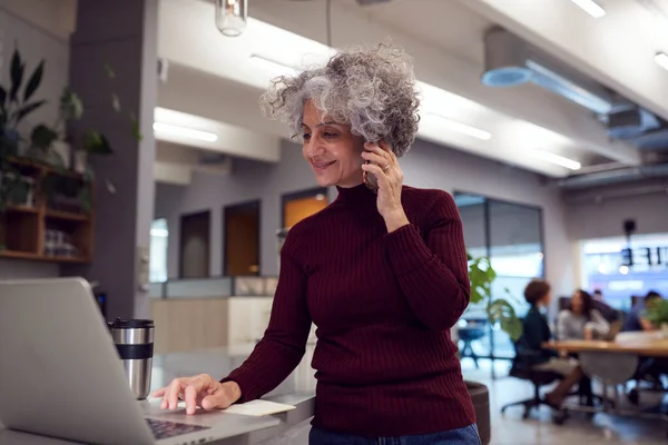 Rijpere Zakenvrouw Met Travel Mok Werken Laptop Het Moderne Kantoor — Stockfoto