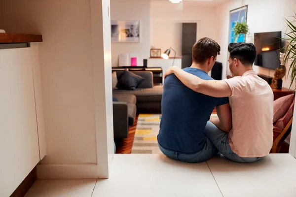 Aynı Cinsiyetten Bir Çiftin Evde Birlikte Rahatlarken Birbirlerine Sarılmalarına Dair — Stok fotoğraf