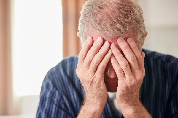 Malheureux Déprimé Homme Âgé Avec Tête Dans Les Mains Assis — Photo