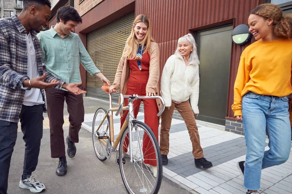 Группа Мультикультурных Друзей Прогуливающихся Улице Устойчивым Бамбуковым Велосипедом — стоковое фото