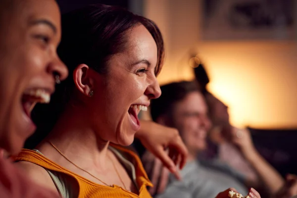 Groep Van Gay Vrienden Zitten Bank Thuis Kijken Avonds Ontspannen — Stockfoto