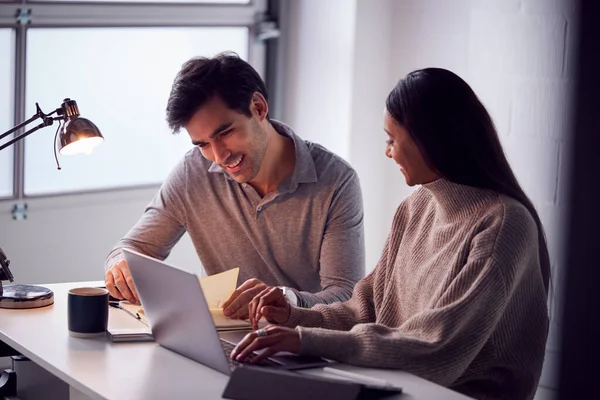 Zakenvrouw Werkt Aan Laptop Aan Bureau Samenwerking Met Mannelijke Collega — Stockfoto