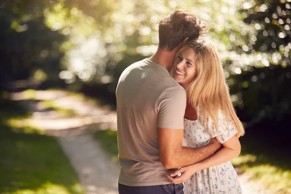 Houden Van Een Paar Knuffelen Als Lopen Langs Het Platteland — Stockfoto