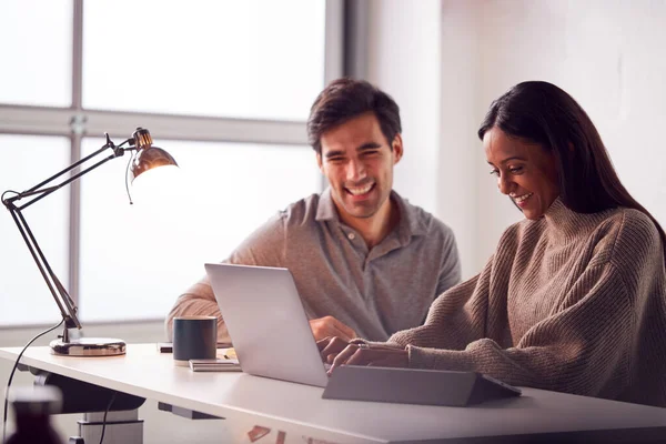 Kadını Masadaki Dizüstü Bilgisayarda Çalışıyor Erkek Arkadaşlarıyla Şbirliği Yapıyor — Stok fotoğraf