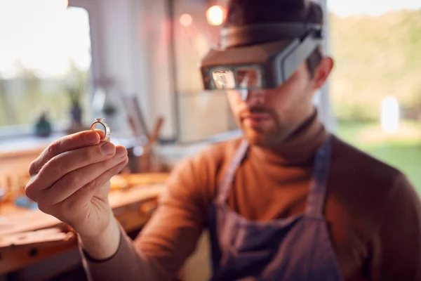 Close Male Jeweller Při Pohledu Prsten Přes Čelenku Lupy Studiu — Stock fotografie