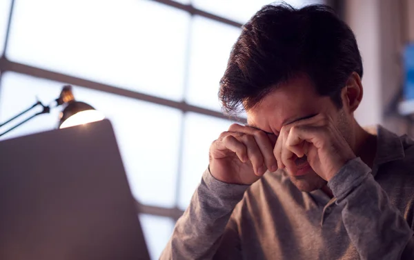 Tired Businessman Working Late Using Laptop Desk Office Rubbing Eyes — Stock Photo, Image