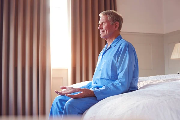 Uomo Anziano Seduto Sul Bordo Del Letto Casa Meditare Durante — Foto Stock