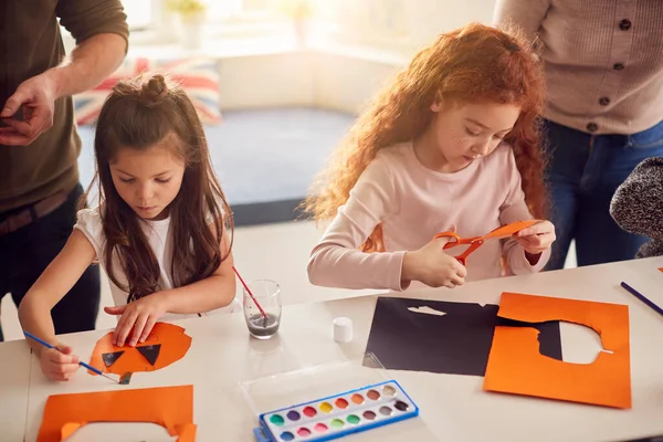 Dos Chicas Casa Con Padres Divirtiéndose Haciendo Manualidades Juntas — Foto de Stock