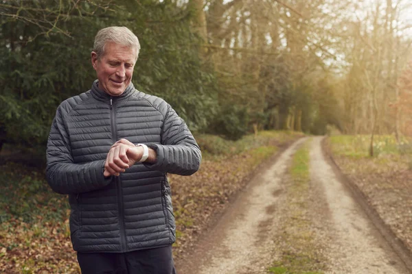 Senior Man Kör Landet Utövar Kontroll Smart Klocka Fitness Aktivitetsapp — Stockfoto