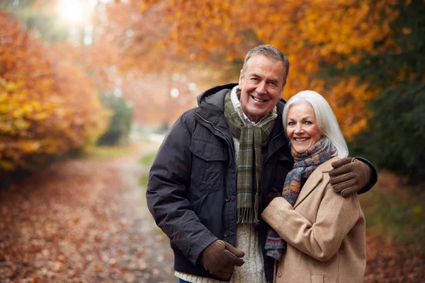 Portrét Milující Starší Pár Objímání Jak Procházejí Podzimní Lesní Cestou — Stock fotografie