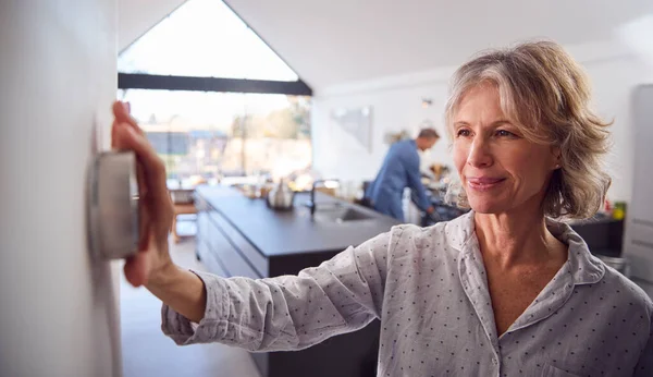 Donna Matura Che Regola Controllo Digitale Parete Del Termostato Del — Foto Stock