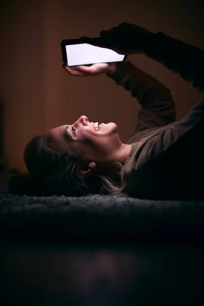 Mujer Sonriente Con Cara Iluminada Por Pantalla Digital Tableta Que — Foto de Stock