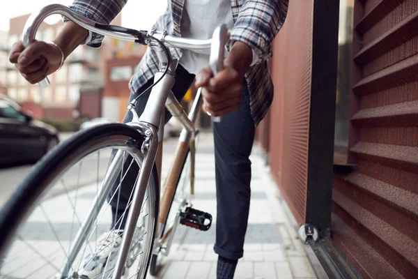 Detailní Záběr Člověka Koni Udržitelné Bambusové Kolo City Street — Stock fotografie