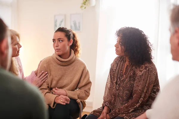 Grupo Consolando Mujer Hablando Reunión Del Grupo Apoyo Para Asuntos —  Fotos de Stock