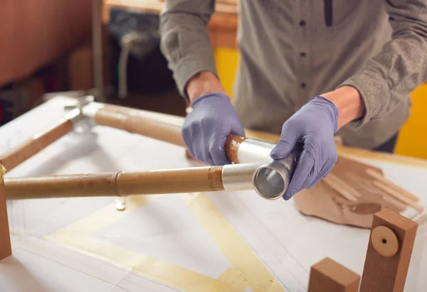 Close Male Craftsman Workshop Assembling Hand Built Sustainable Bamboo Bicycle — Stock Photo, Image