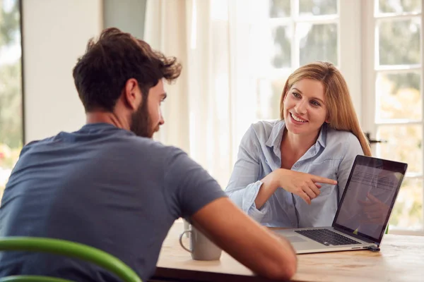 Koppel Met Laptop Zitten Aan Tafel Werken Vanuit Huis Samen — Stockfoto