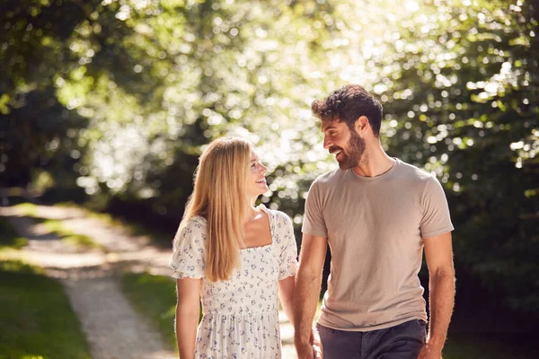 Couple Aimant Marchant Tenant Les Mains Long Chemin Campagne Été — Photo