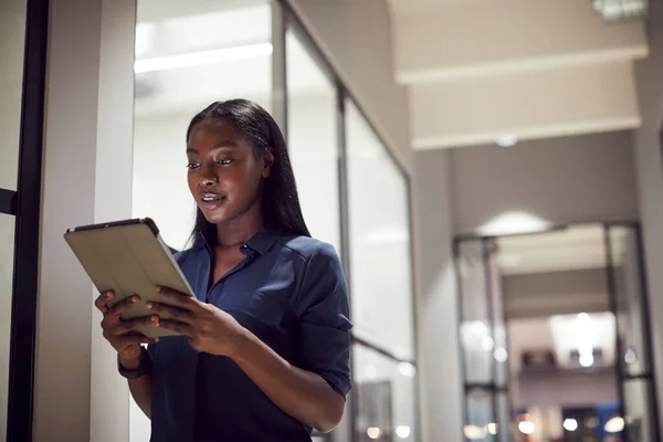 Modern Ofisin Koridorunda Dijital Tablet Kullanan Kadınının Akşam Fotoğrafı — Stok fotoğraf