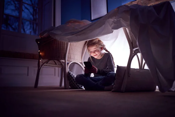 Ragazza Seduta Den Campo Che Fatto Casa Giocando Con Telefono — Foto Stock