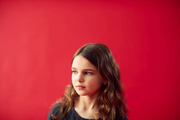 Portret Van Meisje Tegen Rode Studio Achtergrond Glimlachen Camera — Stockfoto