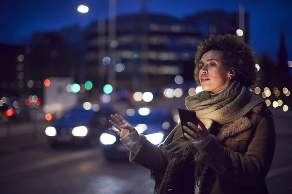 Kobieta Ulicy City Nocy Zamawianie Taxi Pomocą Aplikacji Telefon Komórkowy — Zdjęcie stockowe