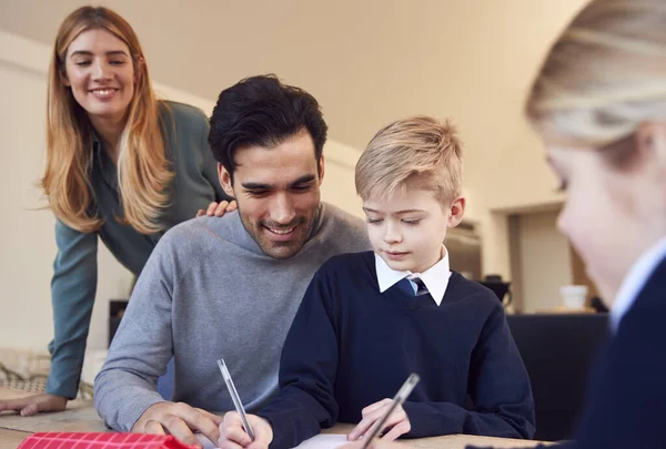 Föräldrar Hjälper Son Och Dotter Bär Skolan Uniform Med Läxor — Stockfoto