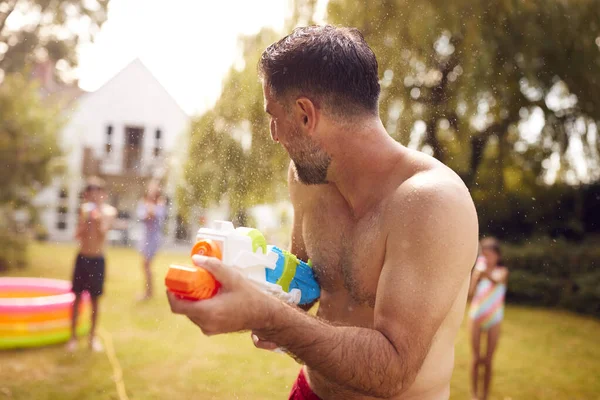 Famiglia Che Indossa Costumi Bagno Avendo Lotta Contro Acqua Con — Foto Stock