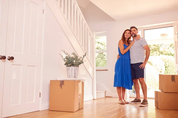 Pasangan Dengan Kotak Berdiri Dengan Pintu Depan Dari Rumah Baru — Stok Foto