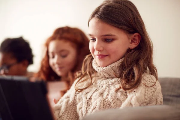 Grupp Barn Med Vänner Sitter Soffan Hemma Och Leker Tillsammans — Stockfoto