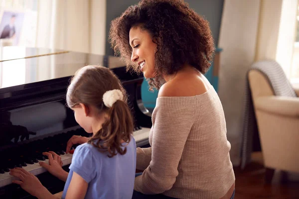 Chica Joven Aprendiendo Tocar Piano Teniendo Lección Profesora —  Fotos de Stock