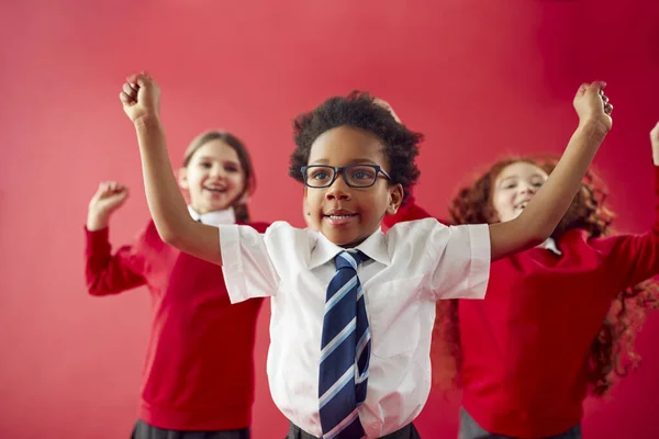 Grupp Upphetsad Grundskola Elever Bär Enhetlig Roligt Mot Röd Studio — Stockfoto