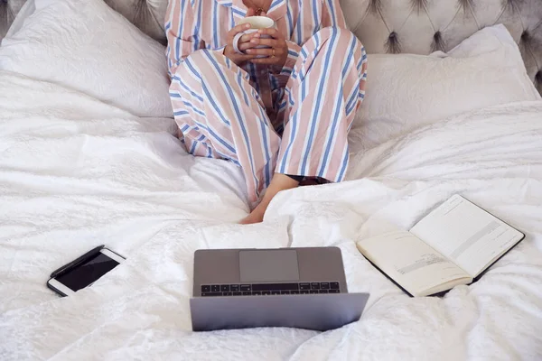 Close Woman Wearing Pyjamas Sitting Bed Laptop Diary Working Home — Stok Foto