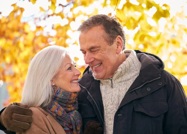 Houden Van Senior Paar Knuffelen Als Lopen Langs Herfst Bospad — Stockfoto