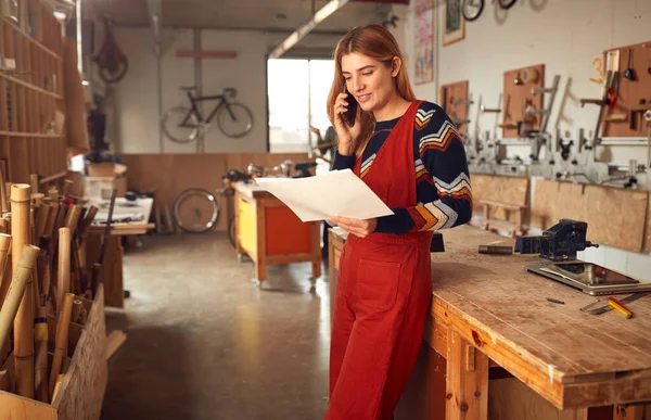 Kvinnliga Hantverkare Snickeri Verkstad För Bambu Cyklar Ringer Mobiltelefon — Stockfoto