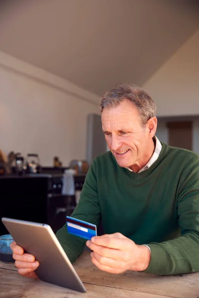 Старший Человек Дома Покупка Продуктов Услуг Интернете Помощью Цифрового Планшета — стоковое фото