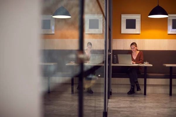 Geschäftsfrau Arbeitet Spät Großraumbüro Mit Laptop — Stockfoto