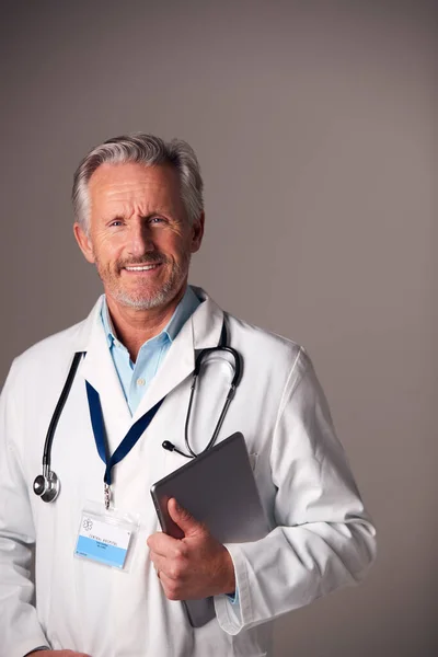 Retrato Estudio Del Médico Masculino Maduro Con Capa Blanca Usando —  Fotos de Stock