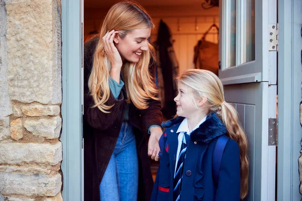 Madre Hija Preparándose Para Salir Casa Para Escuela Por Mañana — Foto de Stock