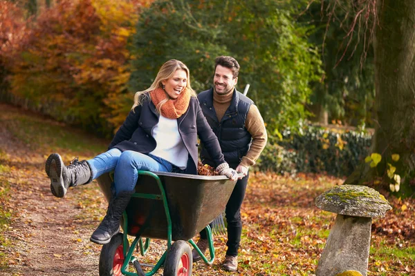 Man Duwen Vrouw Kruiwagen Als Paar Hark Herfst Bladeren Uit — Stockfoto