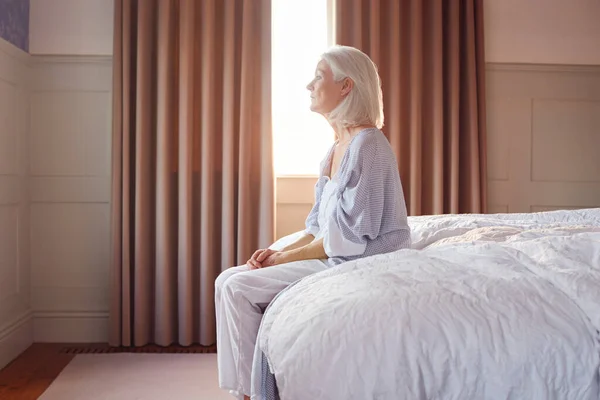 Unglückliche Und Depressive Seniorin Sitzt Hause Auf Bettkante — Stockfoto