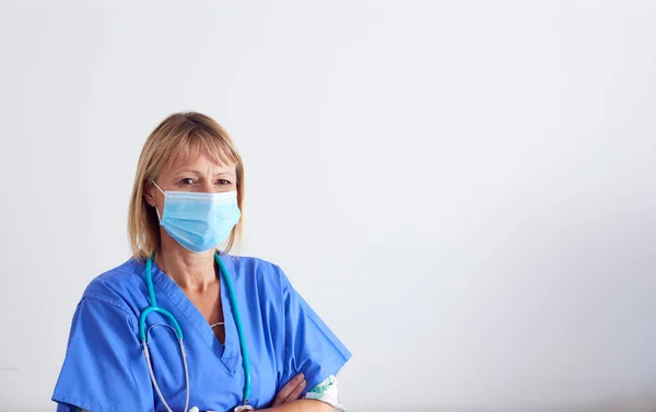 Studio Πορτρέτο Της Γυναικείας Νοσοκόμας Φορώντας Γρατζουνιές Και Μάσκα Προσώπου — Φωτογραφία Αρχείου