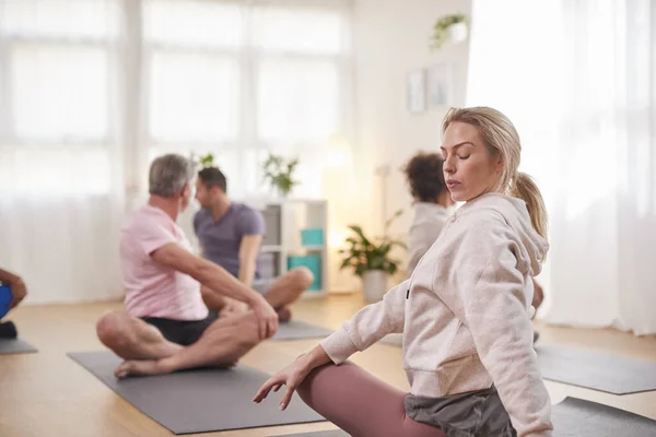 Groep Met Leraar Zitten Oefening Mats Uitrekken Yoga Klasse Community — Stockfoto